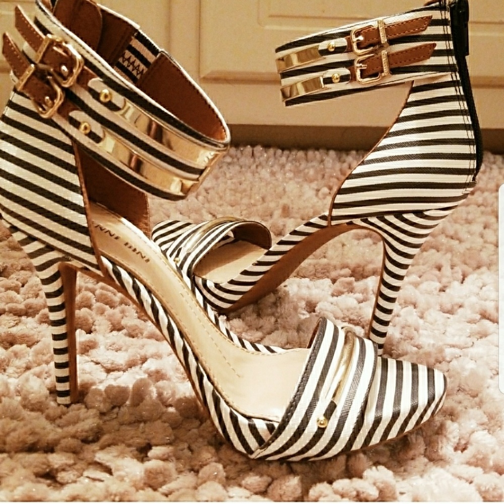 Gianni Bini striped heels